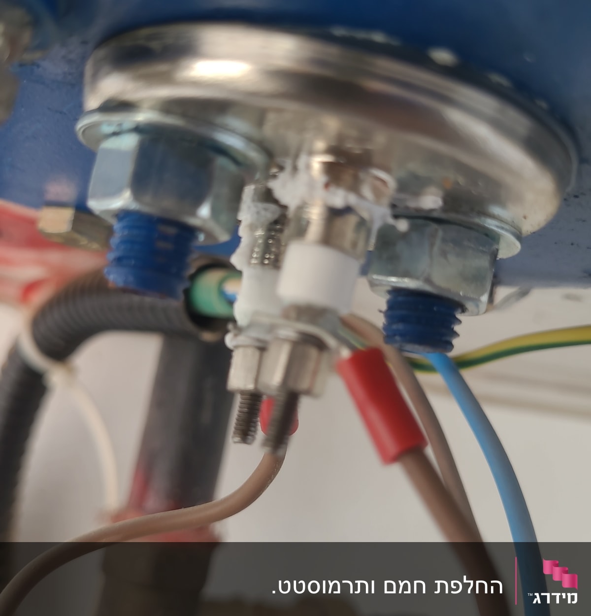 חיבורים וצינורות בתחתית דוד שמש